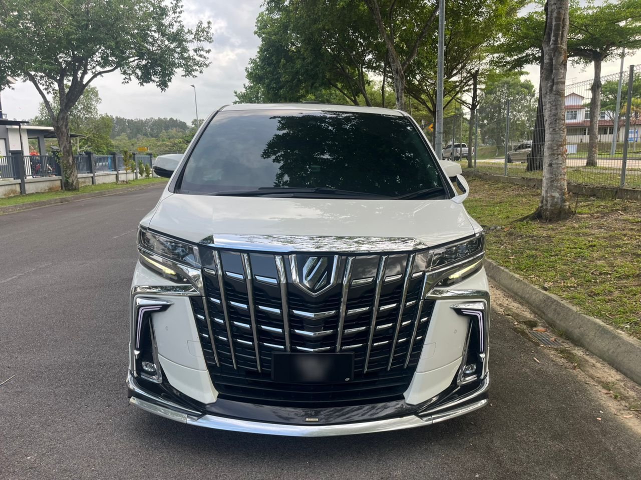 Toyota Alphard premium MPV photo 1