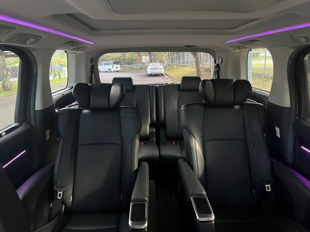 Toyota Alphard premium MPV photo 2