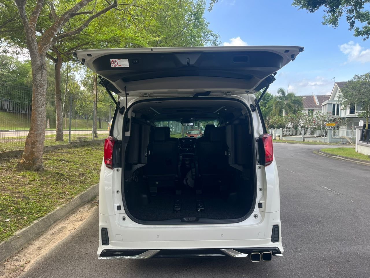 Toyota Alphard premium MPV photo 4